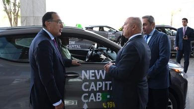 رئيس-الوزراء-يتفقد-سيارات-«تاكسي-العاصمة»-أمام-مقر-المجلس-بالعاصمة-الإدارية